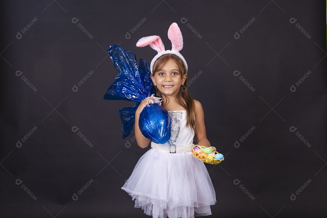 Linda garotinha fantasida celebrando páscoa