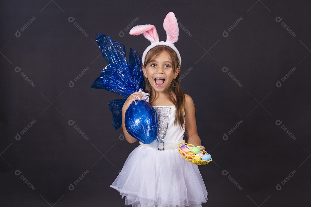 Linda garotinha fantasida celebrando páscoa