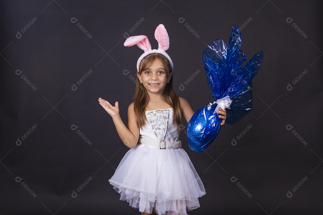 Linda garotinha fantasida celebrando páscoa