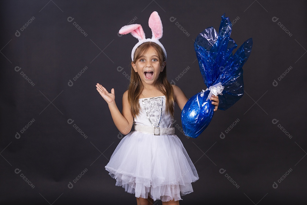 Linda garotinha fantasida celebrando páscoa