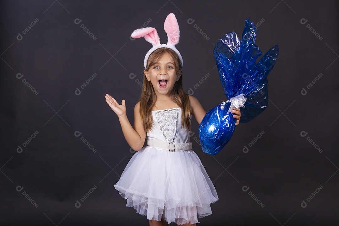 Linda garotinha fantasida celebrando páscoa