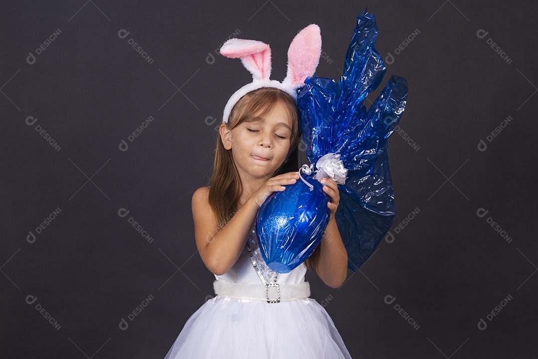 Linda garotinha fantasida celebrando páscoa