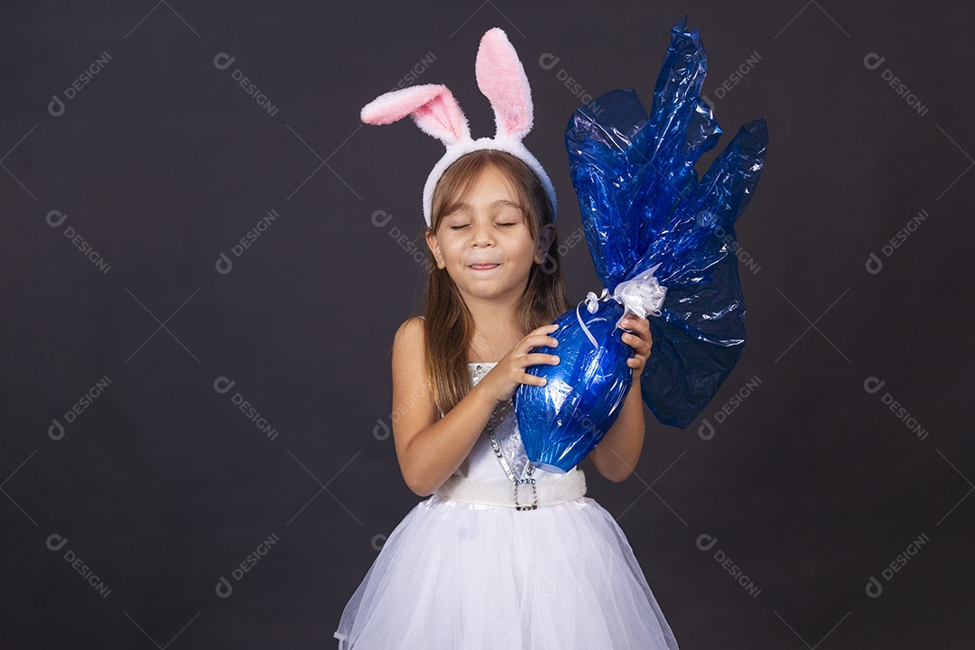 Linda garotinha fantasida celebrando páscoa