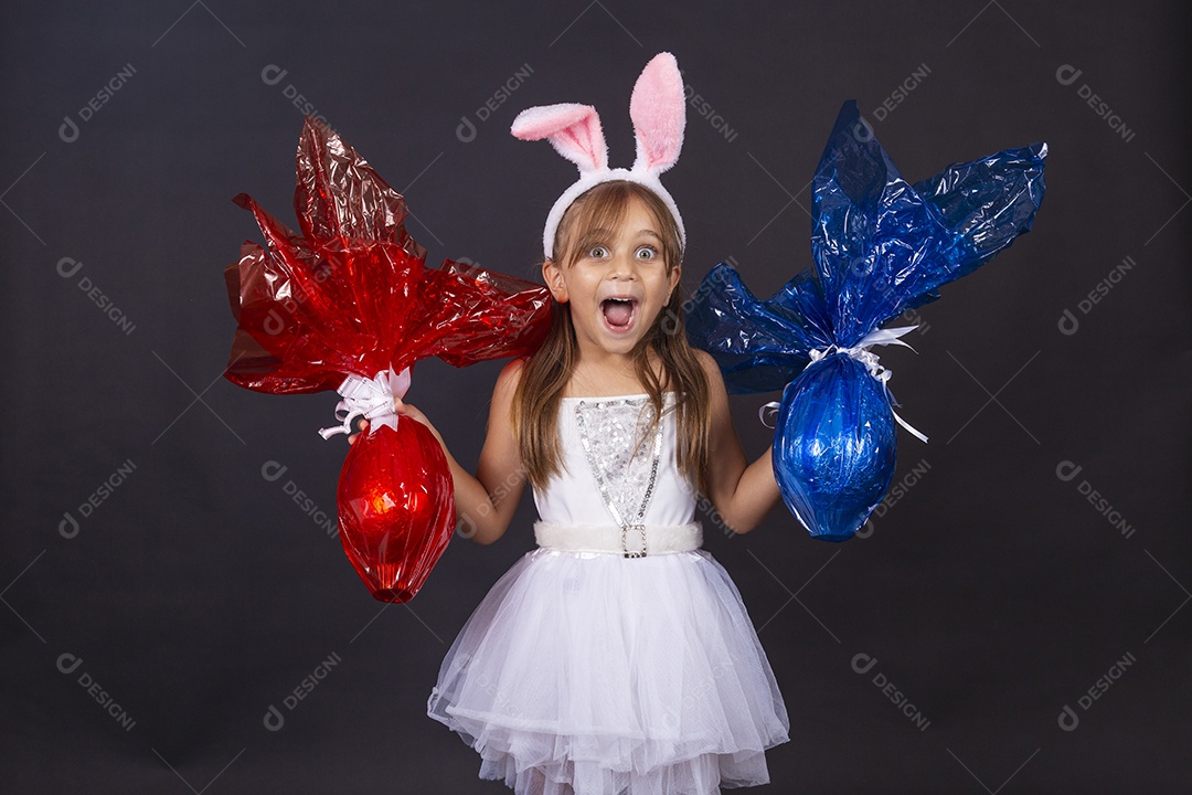 Linda garotinha fantasida celebrando páscoa
