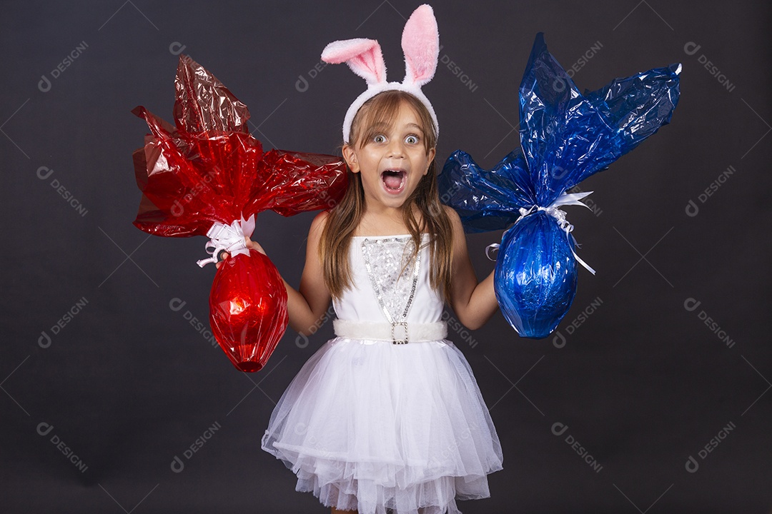Linda garotinha fantasida celebrando páscoa