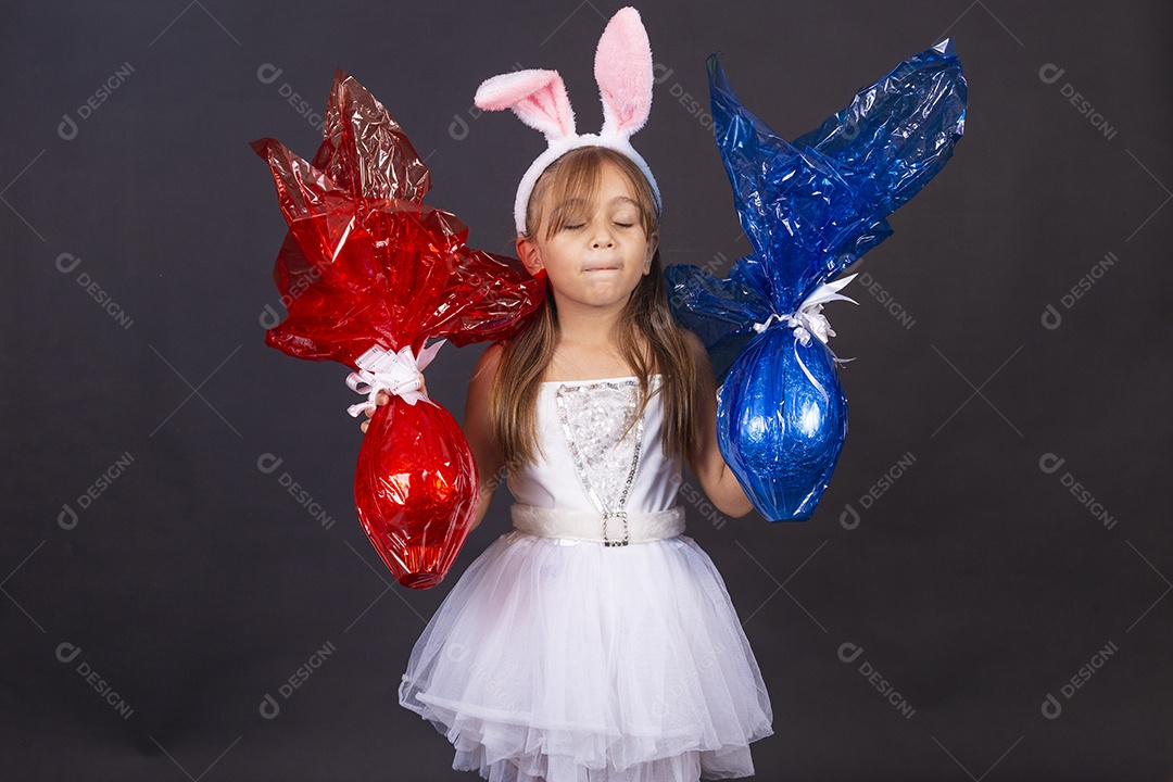Linda garotinha fantasida celebrando páscoa