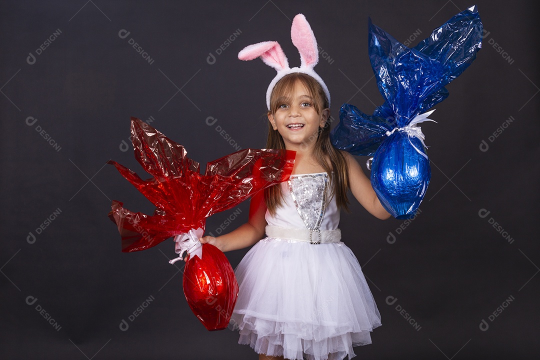 Linda garotinha fantasida celebrando páscoa