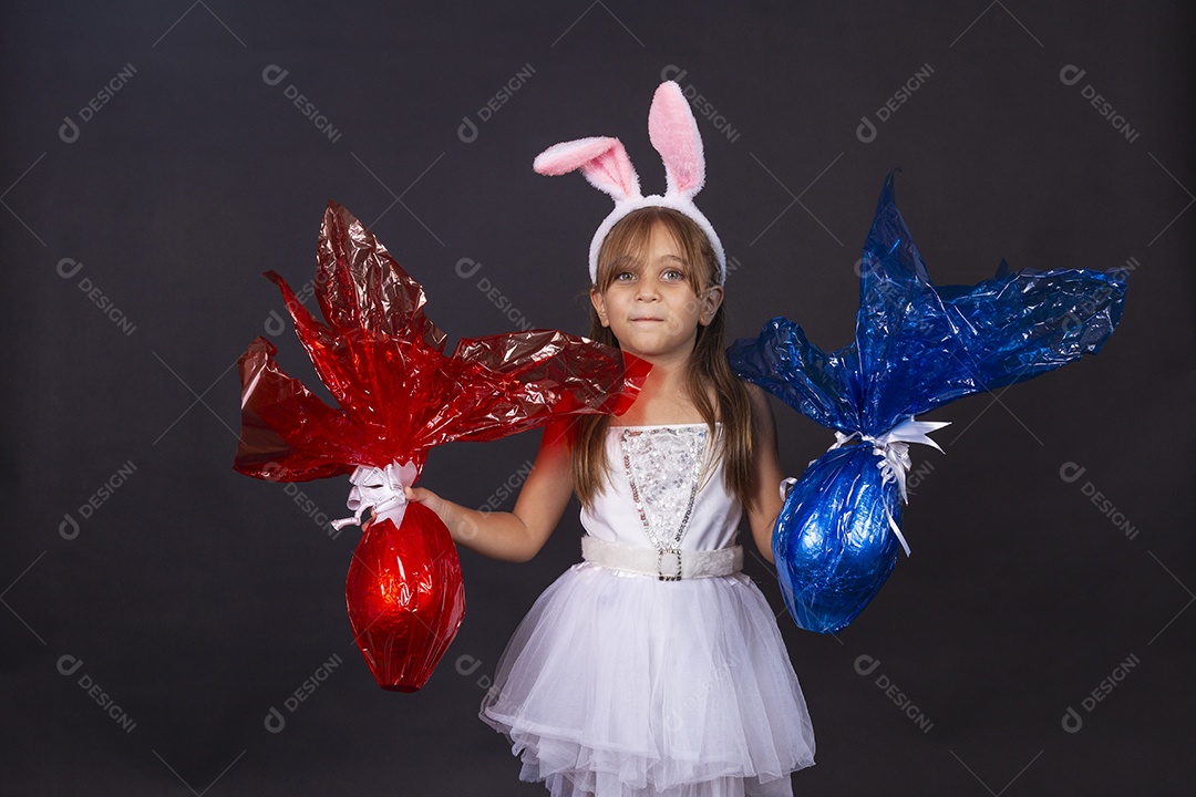 Linda garotinha fantasida celebrando páscoa