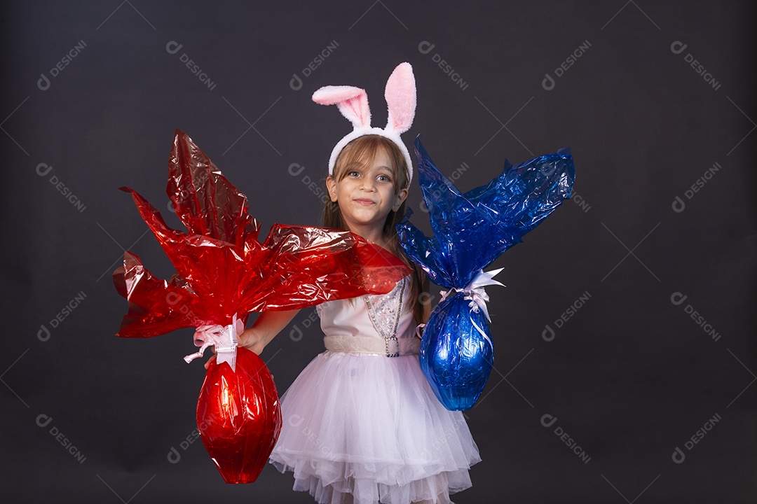 Linda garotinha fantasida celebrando páscoa
