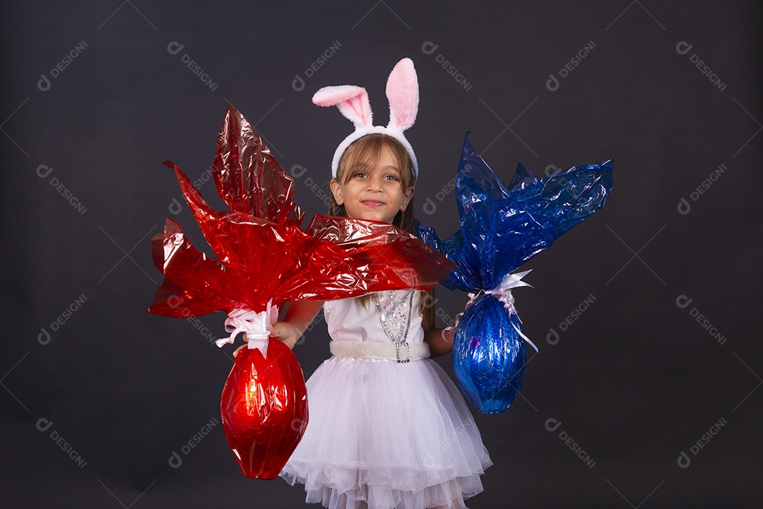 Linda garotinha fantasida celebrando páscoa