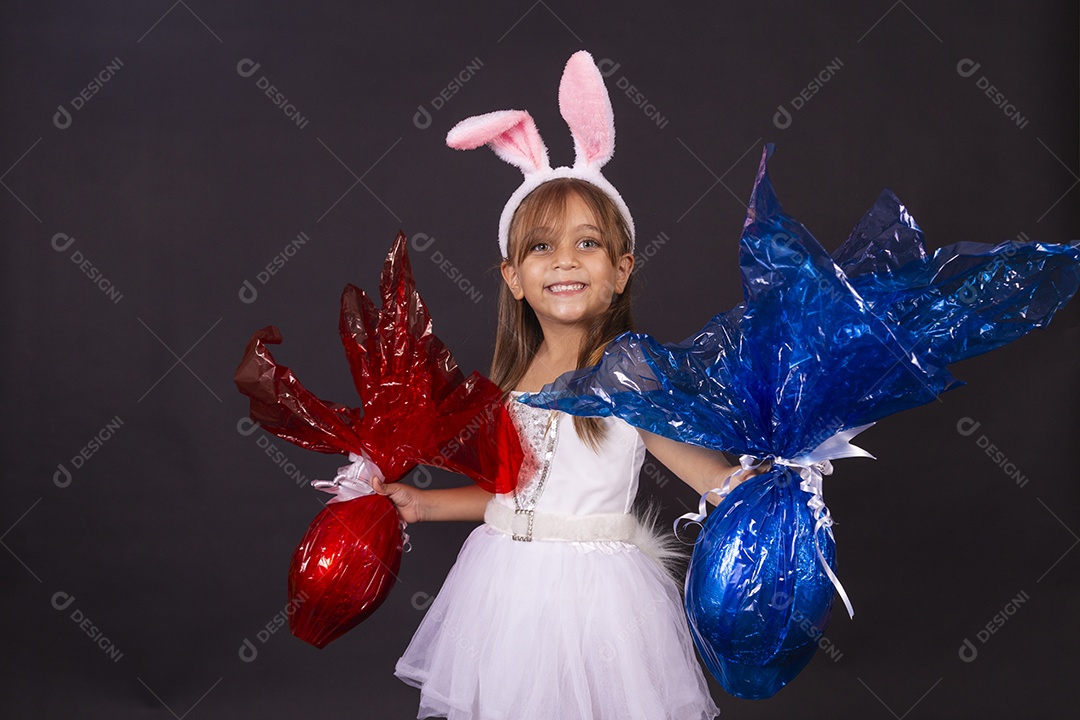 Linda garotinha fantasida celebrando páscoa