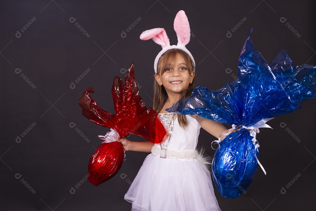 Linda garotinha fantasida celebrando páscoa