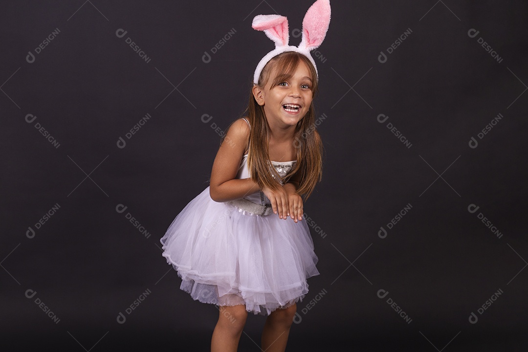 Linda garotinha fantasida celebrando páscoa