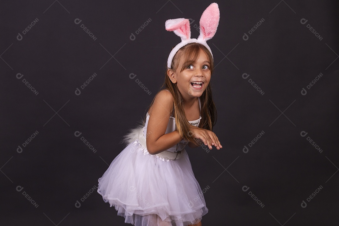 Linda garotinha fantasida celebrando páscoa