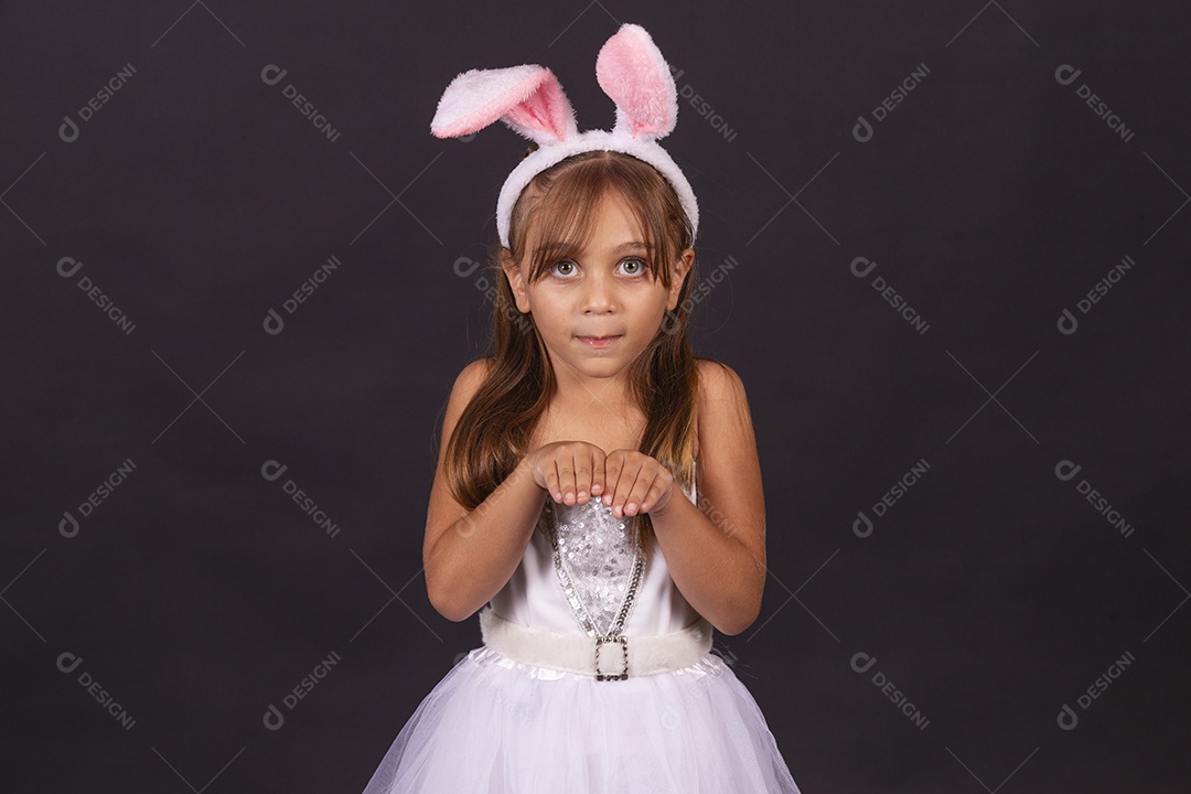 Linda garotinha fantasida celebrando páscoa