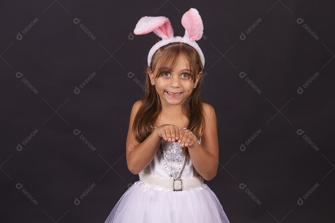 Linda garotinha fantasida celebrando páscoa