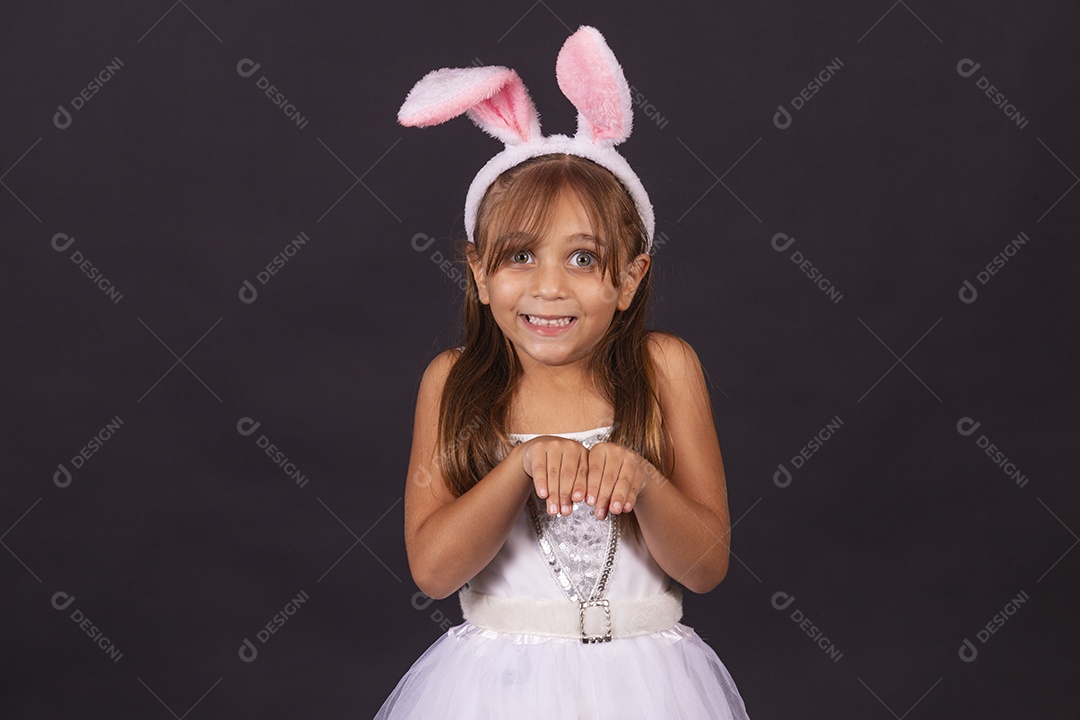 Linda garotinha fantasida celebrando páscoa