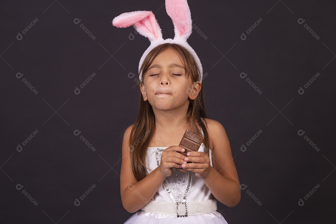 Linda garotinha fantasida celebrando páscoa