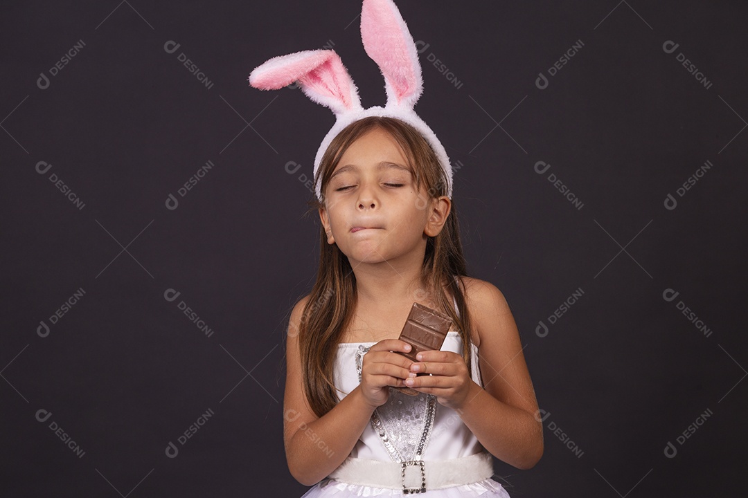 Linda garotinha fantasida celebrando páscoa