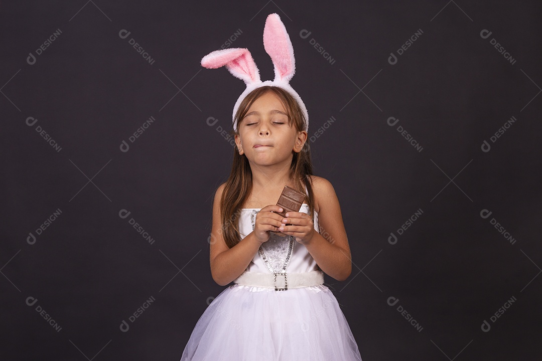 Linda garotinha fantasida celebrando páscoa