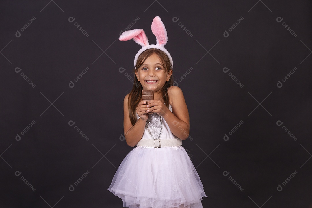 Linda garotinha fantasida celebrando páscoa