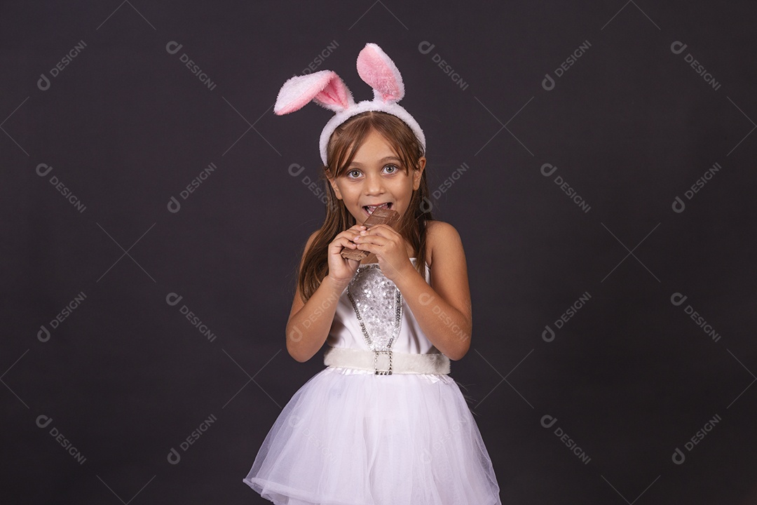 Linda garotinha fantasida celebrando páscoa