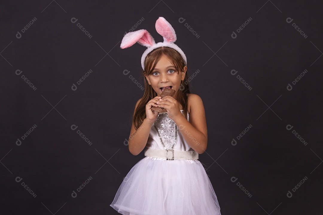 Linda garotinha fantasida celebrando páscoa