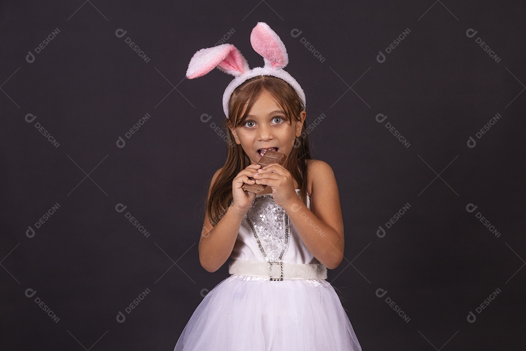 Linda garotinha fantasida celebrando páscoa