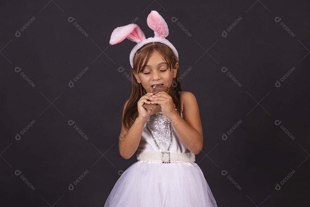 Linda garotinha fantasida celebrando páscoa