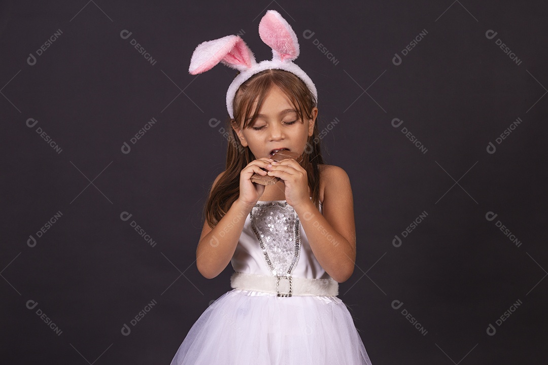 Linda garotinha fantasida celebrando páscoa