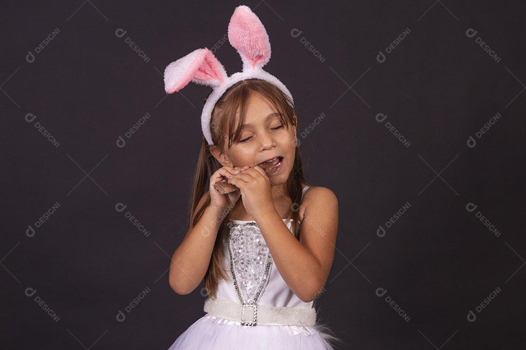 Linda garotinha fantasida celebrando páscoa