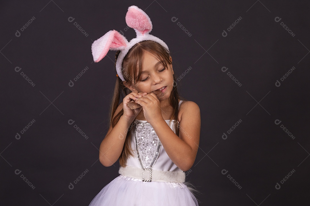 Linda garotinha fantasida celebrando páscoa