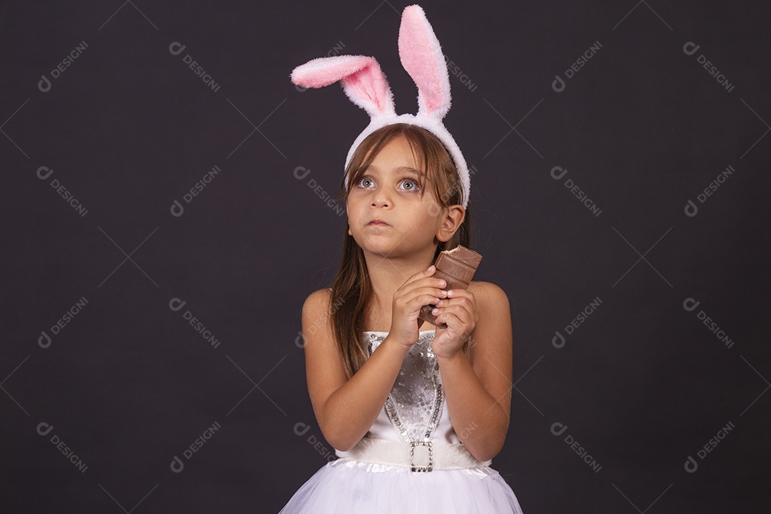 Linda garotinha fantasida celebrando páscoa