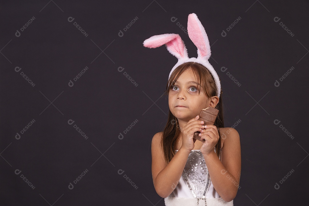 Linda garotinha fantasida celebrando páscoa