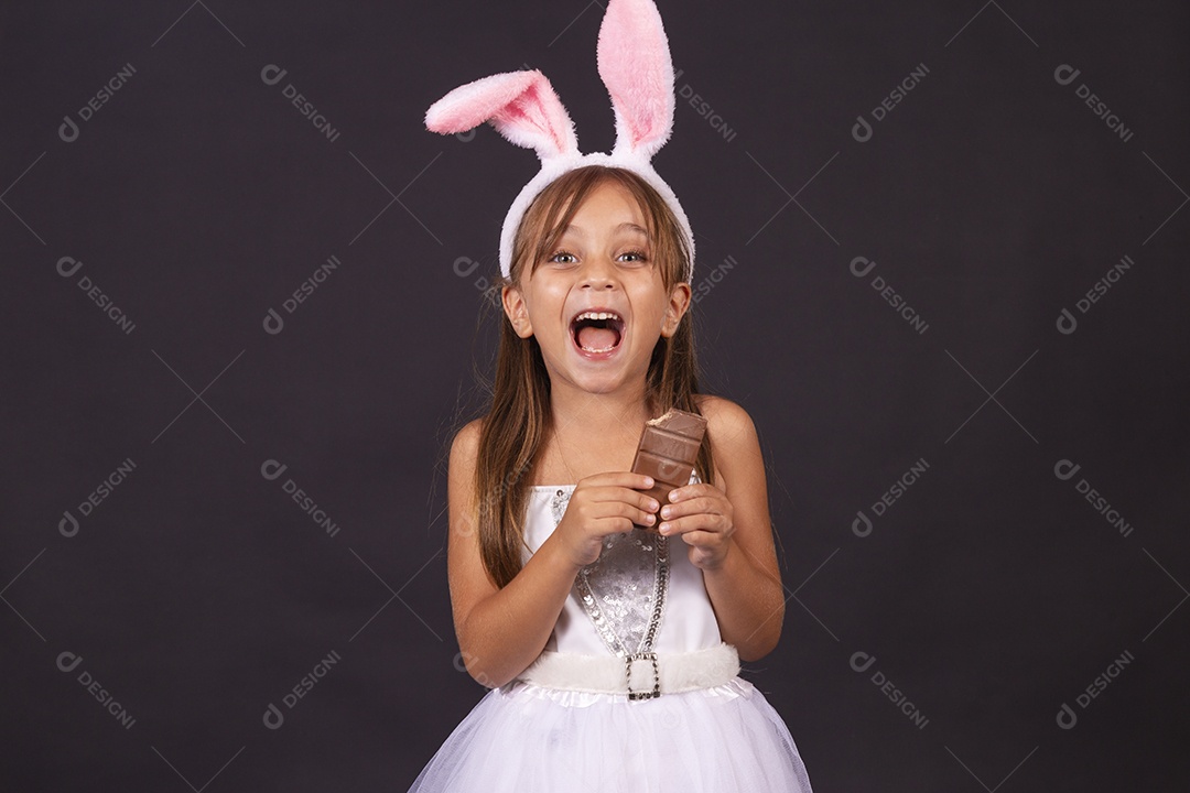 Linda garotinha fantasida celebrando páscoa