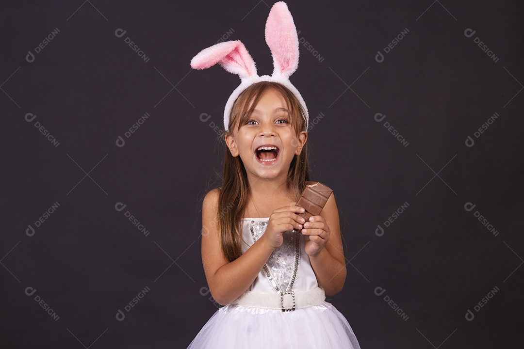 Linda garotinha fantasida celebrando páscoa