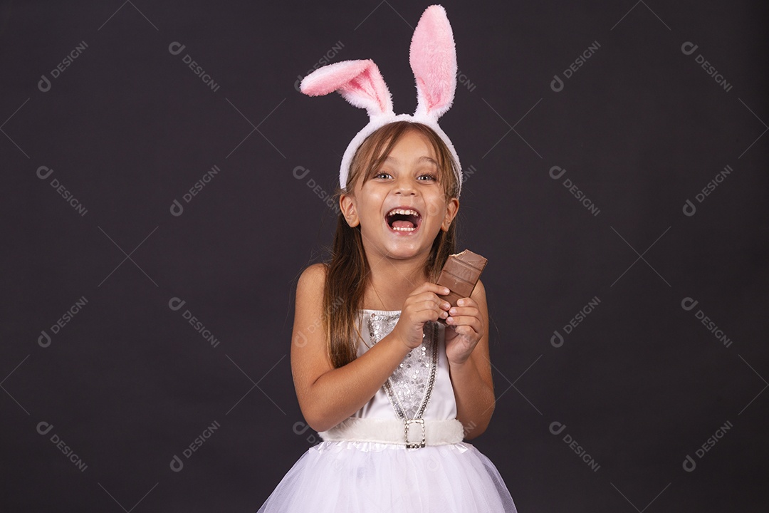 Linda garotinha fantasida celebrando páscoa