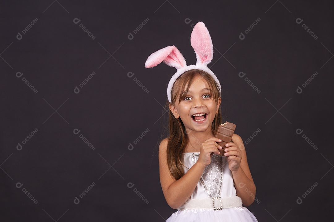 Linda garotinha fantasida celebrando páscoa
