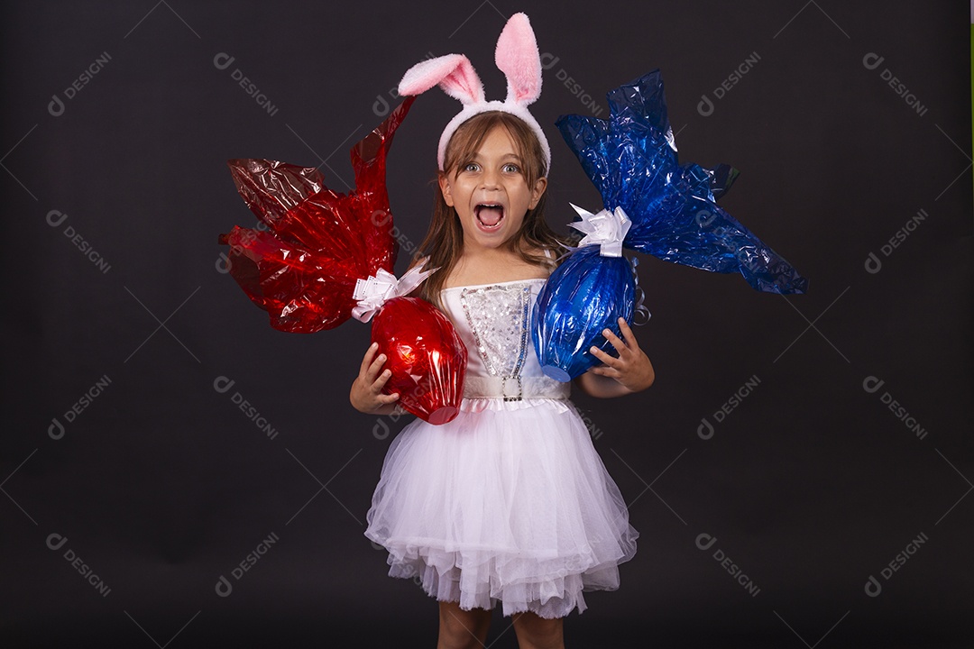 Linda garotinha fantasida celebrando páscoa