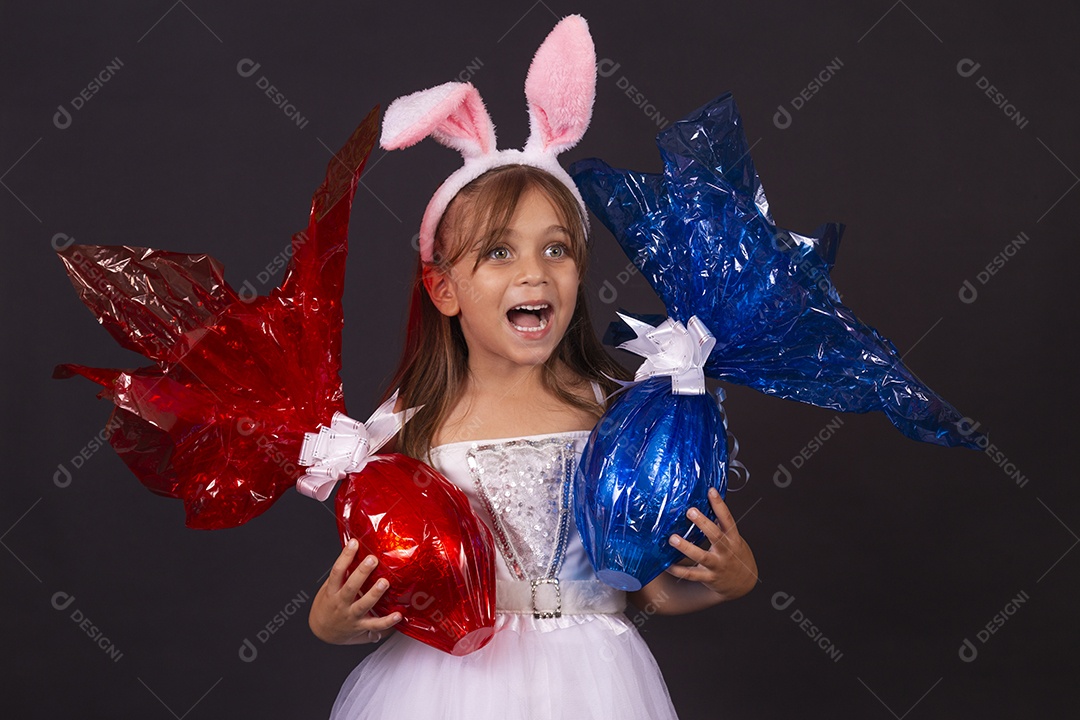 Linda garotinha fantasida celebrando páscoa
