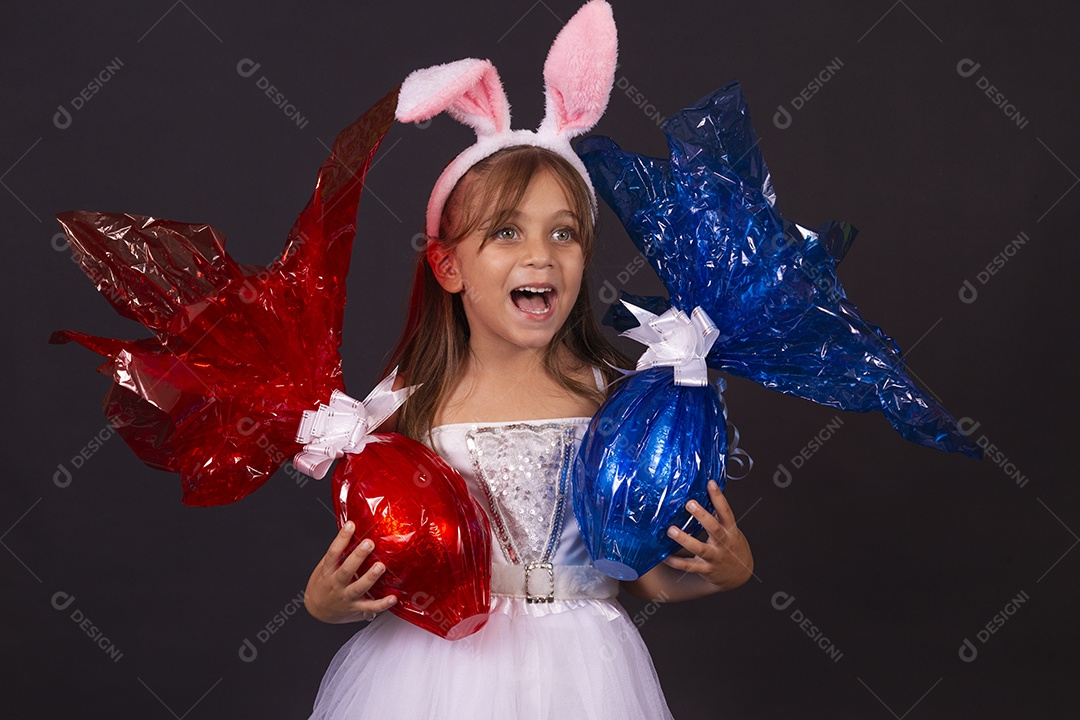 Linda garotinha fantasida celebrando páscoa