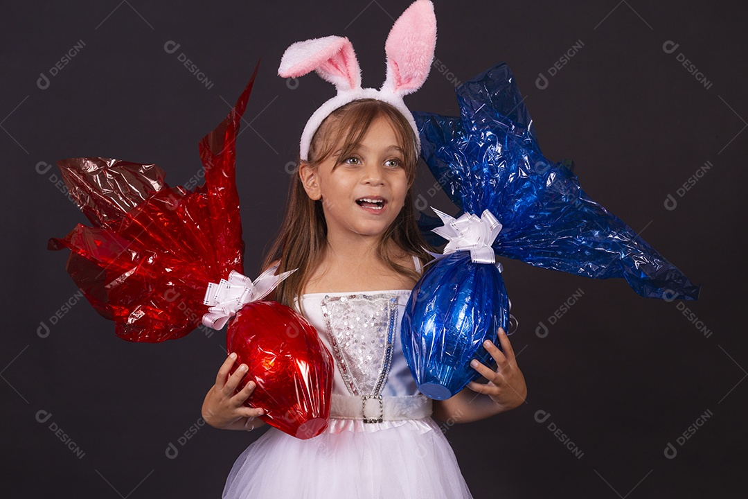 Linda garotinha fantasida celebrando páscoa