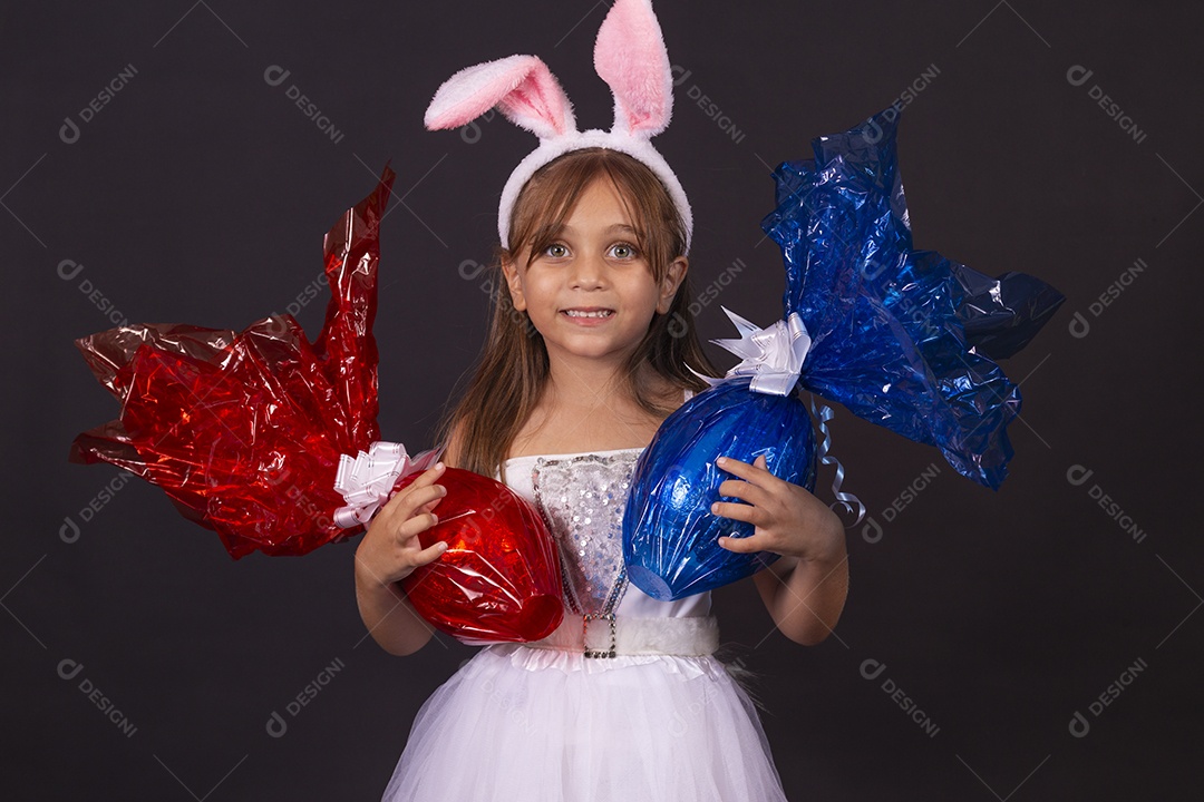 Linda garotinha fantasida celebrando páscoa