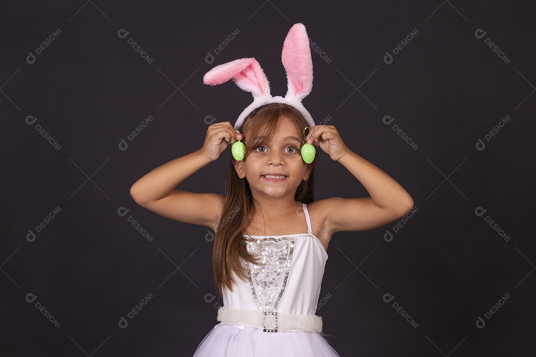 Linda garotinha fantasida celebrando páscoa