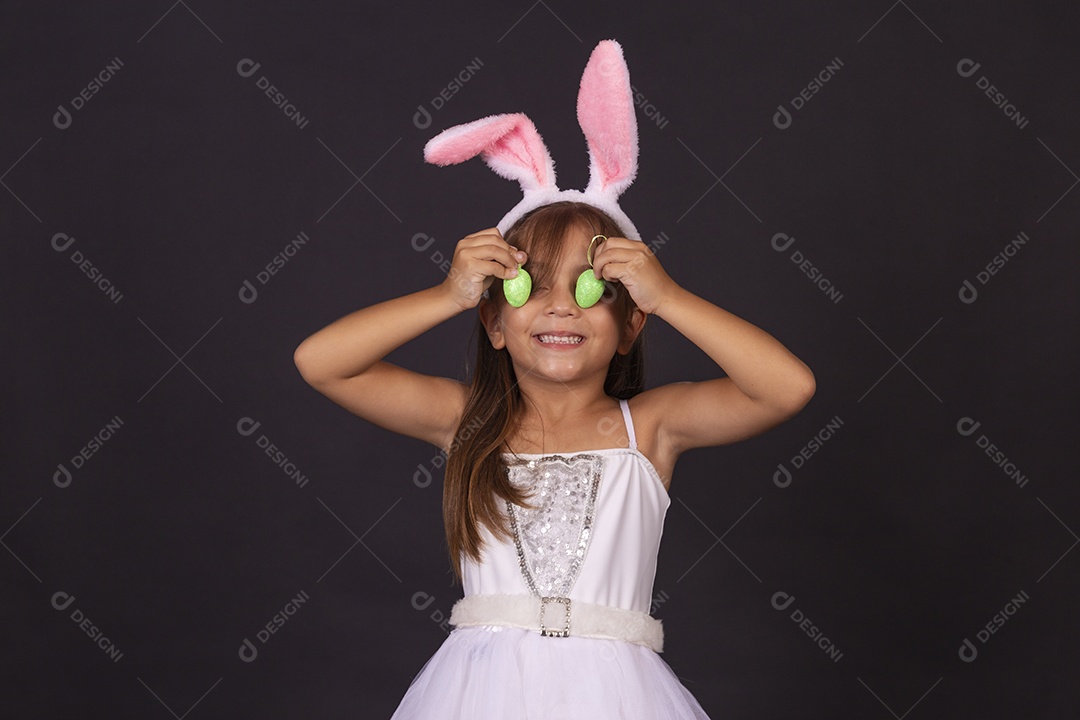 Linda garotinha fantasida celebrando páscoa