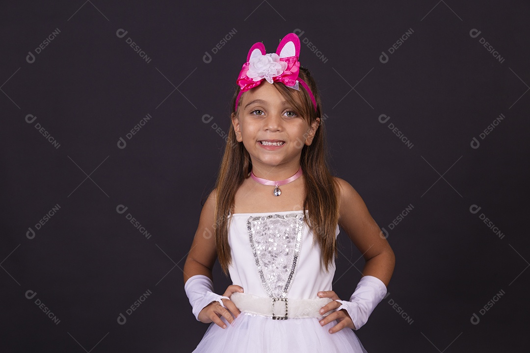 Linda garotinha fantasida celebrando páscoa