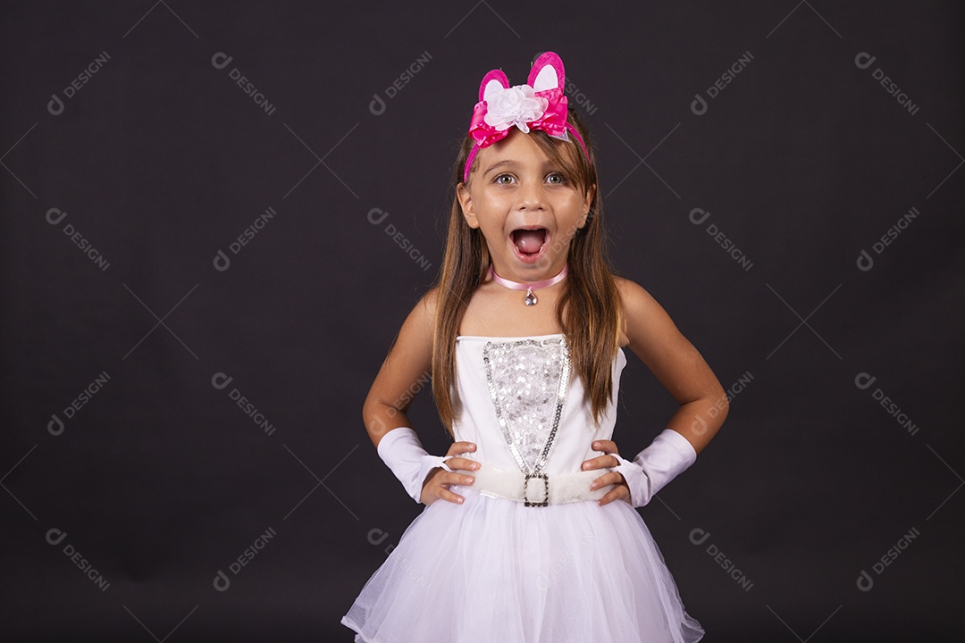 Linda garotinha fantasida celebrando páscoa