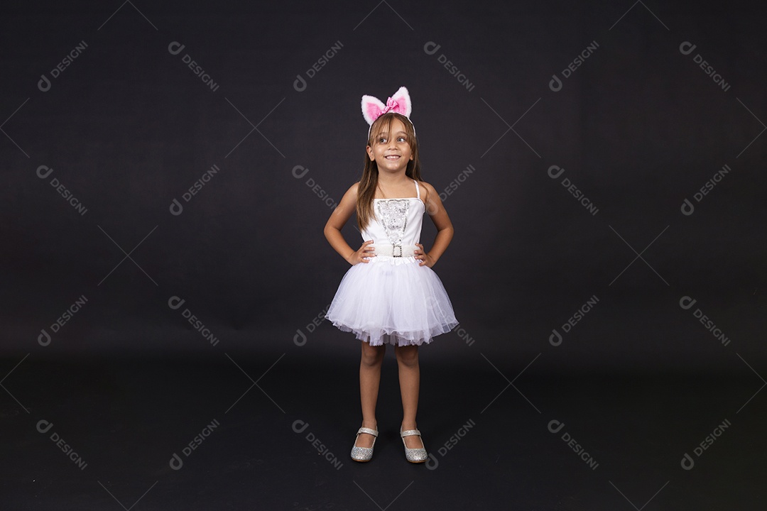 Linda garotinha fantasida celebrando páscoa