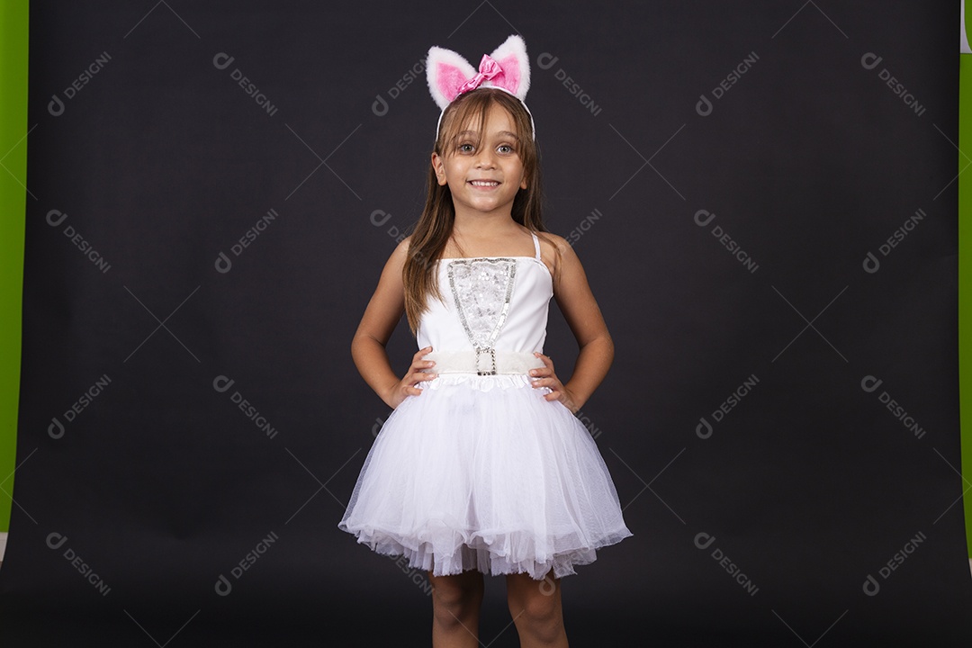 Linda garotinha fantasida celebrando páscoa