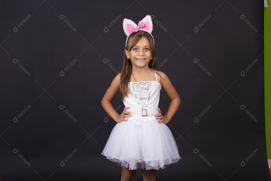 Linda garotinha fantasida celebrando páscoa